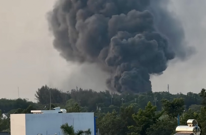 Kho chứa hóa chất bốc cháy tạo thành từng đợt “quả cầu lửa” khổng lồ -1