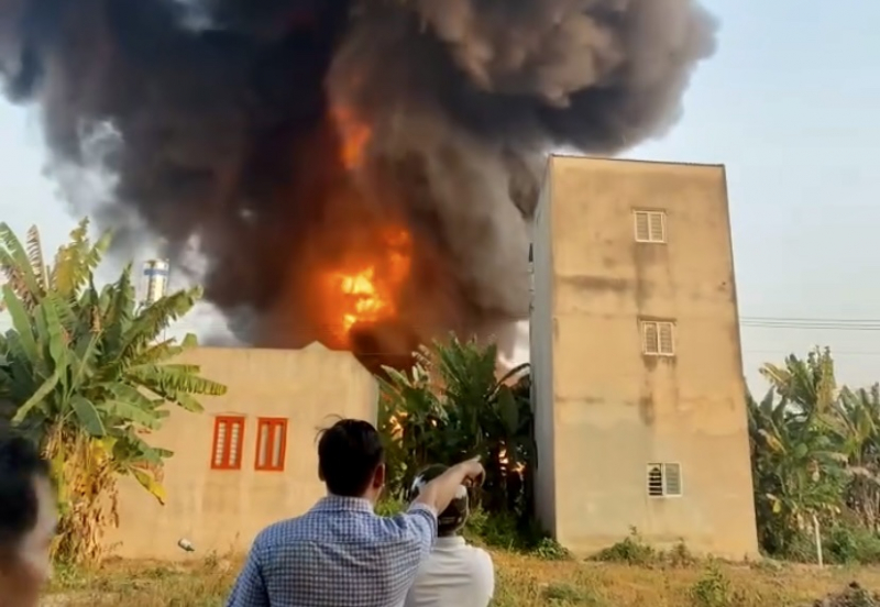 Kho chứa hóa chất bốc cháy tạo thành từng đợt “quả cầu lửa” khổng lồ -2