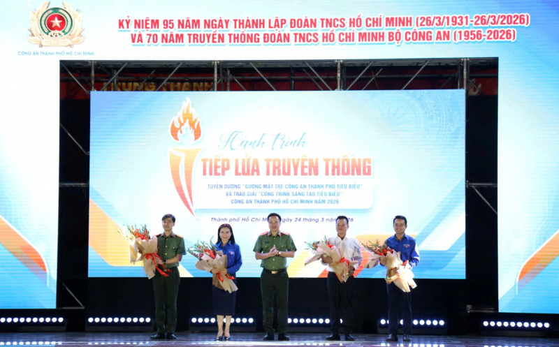 Hành trình “Tiếp lửa truyền thống” và tuyên dương “Gương mặt trẻ Công an TP Hồ Chí Minh tiêu biểu”  -4