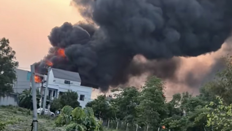 Kho chứa hóa chất bốc cháy tạo thành từng đợt “quả cầu lửa” khổng lồ -3