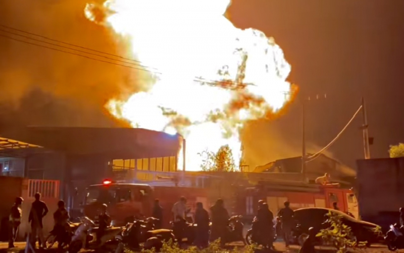 Kho chứa hóa chất bốc cháy tạo thành từng đợt “quả cầu lửa” khổng lồ -1