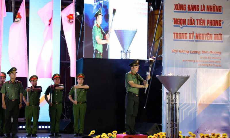 Hành trình “Tiếp lửa truyền thống” và tuyên dương “Gương mặt trẻ Công an TP Hồ Chí Minh tiêu biểu”  -6