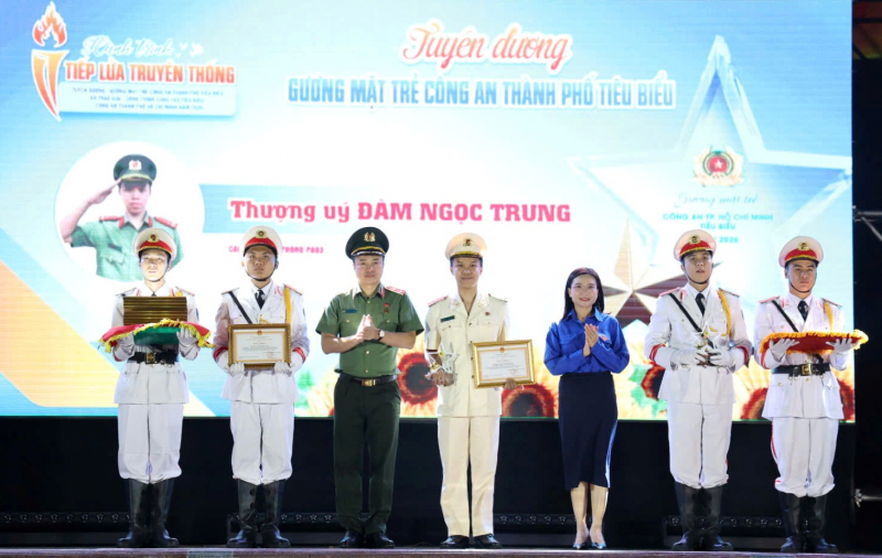 Hành trình “Tiếp lửa truyền thống” và tuyên dương “Gương mặt trẻ Công an TP Hồ Chí Minh tiêu biểu”  -8