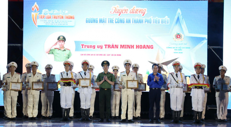Hành trình “Tiếp lửa truyền thống” và tuyên dương “Gương mặt trẻ Công an TP Hồ Chí Minh tiêu biểu”  -0