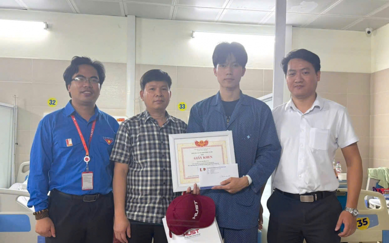 Đại học Bách khoa Hà Nội khen thưởng nam sinh lao vào đám cháy cứu người -0