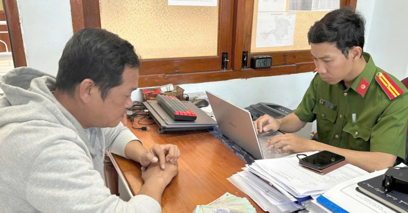 Gã đàn ông bám theo người phụ nữ để móc cốp xe máy trộm cắp 90 triệu đồng -0