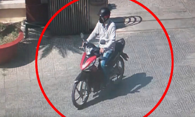 Gã đàn ông bám theo người phụ nữ để móc cốp xe máy trộm cắp 90 triệu đồng -0