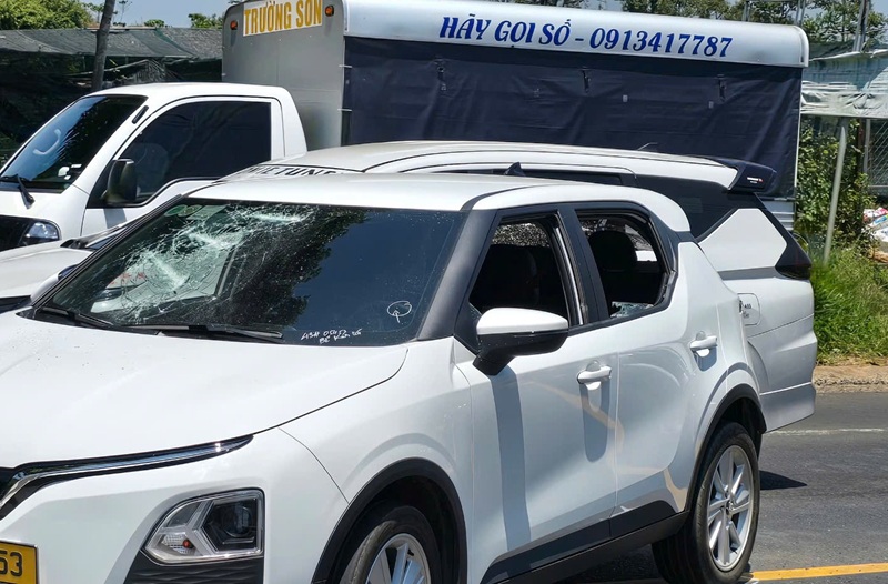 Mâu thuẫn với vợ, đật nát kính xe taxi giữa quốc lộ 20 -0