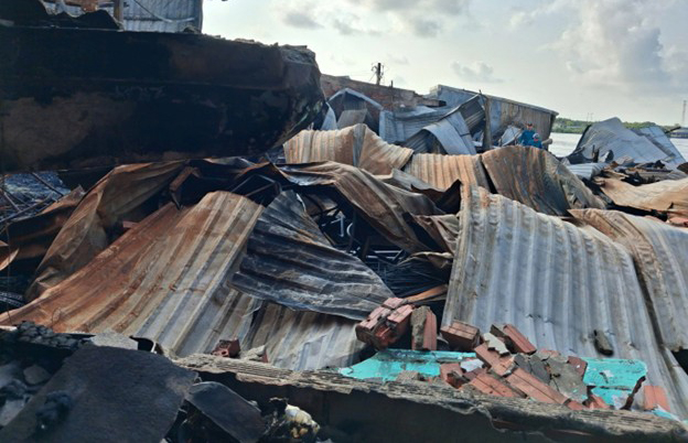 13 căn nhà ven sông ở Cà Mau bị lửa thiêu rụi lúc rạng sáng -0