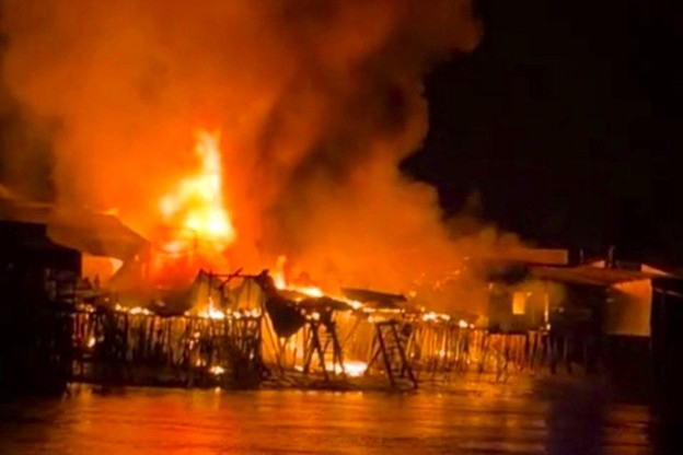 13 căn nhà ven sông ở Cà Mau bị lửa thiêu rụi lúc rạng sáng -0