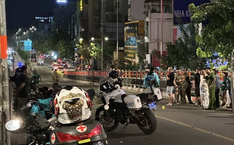 Va chạm liên hoàn trên cầu vượt Hoàng Hoa Thám, 2 người thương vong -0