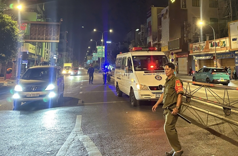 Va chạm liên hoàn trên cầu vượt Hoàng Hoa Thám, 2 người thương vong -0