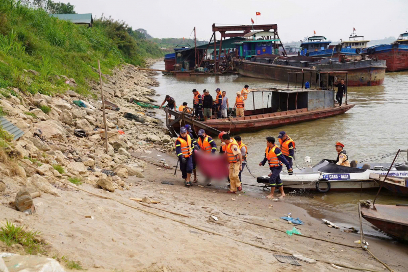 Tìm thấy thi thể nạn nhân vụ chìm tàu trên sông Hồng -0