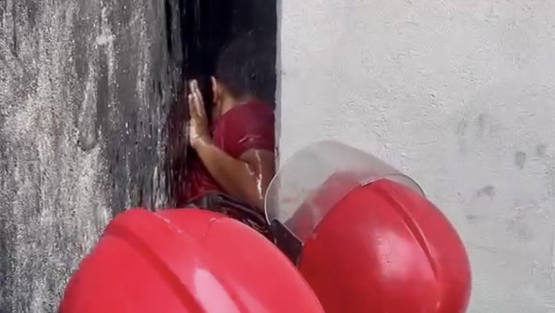 20 phút nghẹt thở giải cứu bé trai mắc kẹt giữa vách 2 căn nhà -0