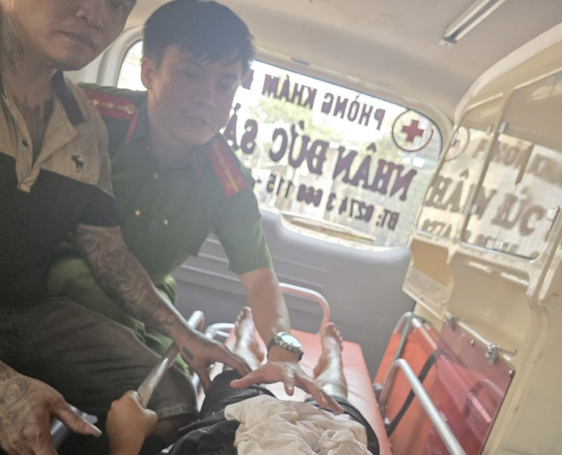 20 phút nghẹt thở giải cứu bé trai mắc kẹt giữa vách 2 căn nhà -0