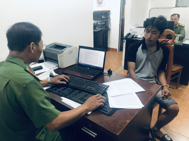 Giận vợ, đập nát kính xe taxi -0