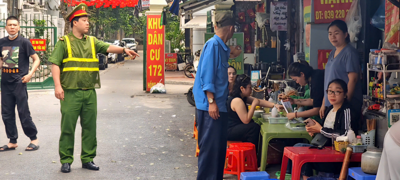 Hà Nội: Điểm trông giữ xe tự phát quanh trường học có tiếp tay cho vi phạm? -0