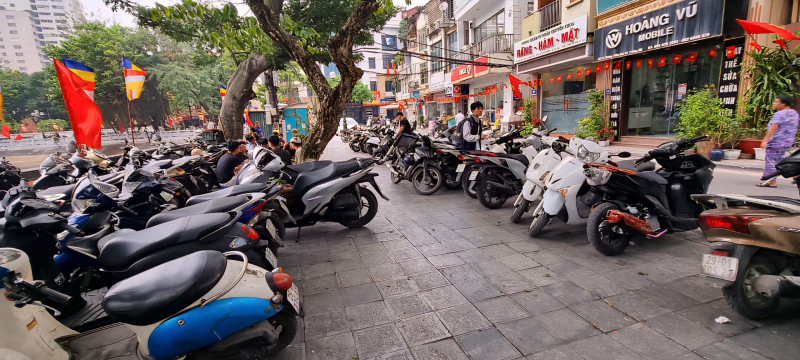 Hà Nội: Điểm trông giữ xe tự phát quanh trường học có tiếp tay cho vi phạm? -0