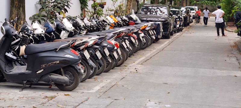 Hà Nội: Điểm trông giữ xe tự phát quanh trường học có tiếp tay cho vi phạm? -0