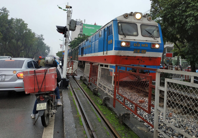 Từ 15/5:  Xử lý nghiêm nhiều lỗi vi phạm giao thông đường sắt  -0