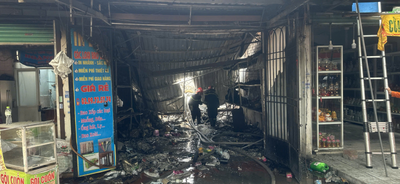 Người dân lao vào đám cháy cứu hàng hóa trong cửa hàng nhựa, bao bì -0