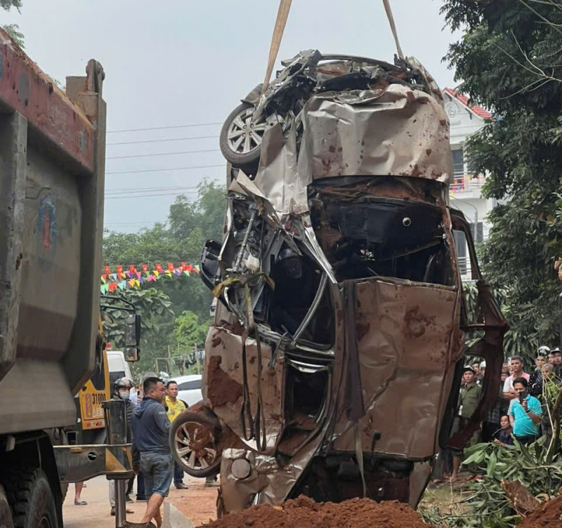 Cảnh sát phòng cháy đưa 2 thi thể phụ nữ bị xe tải đè bẹp -0