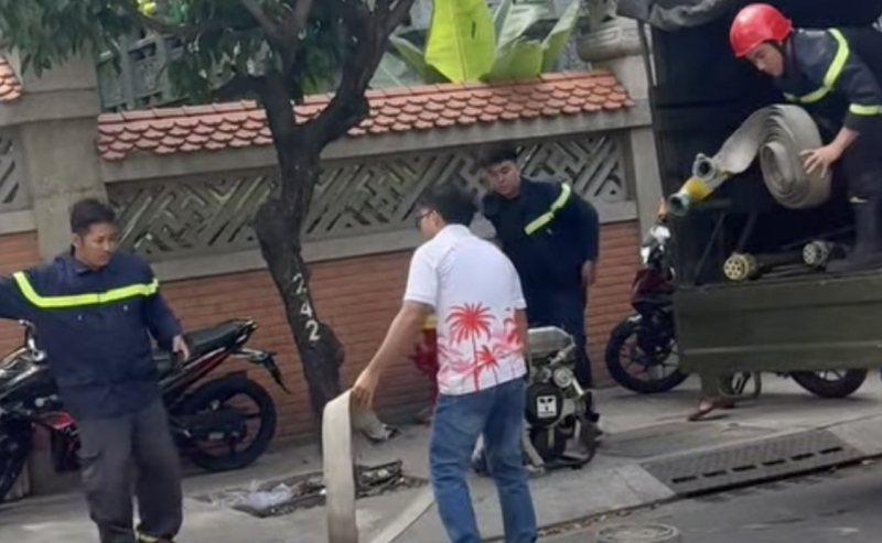 Người dân lao vào đám cháy cứu hàng hóa trong cửa hàng nhựa, bao bì -0