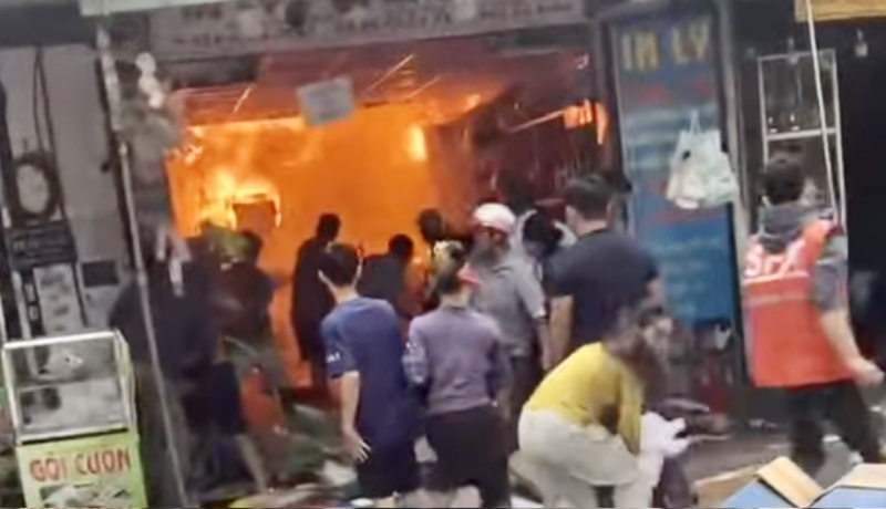 Người dân lao vào đám cháy cứu hàng hóa trong cửa hàng nhựa, bao bì -0