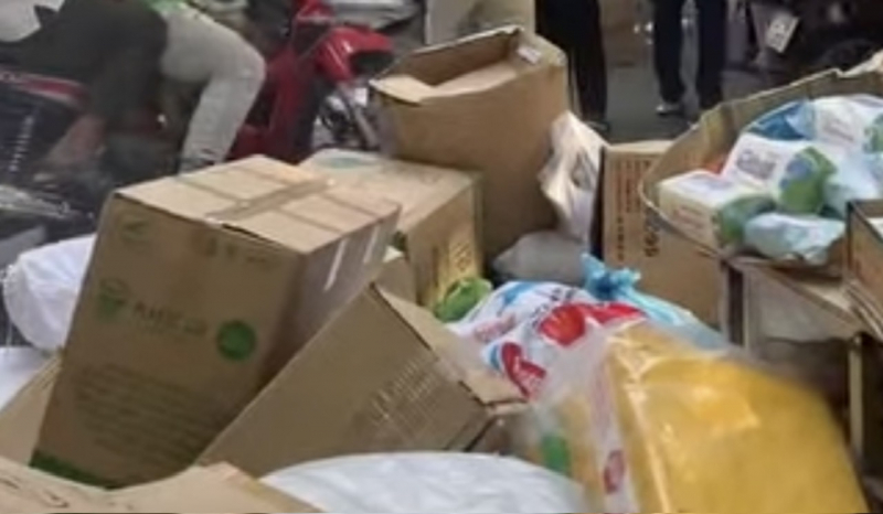 Người dân lao vào đám cháy cứu hàng hóa trong cửa hàng nhựa, bao bì -1