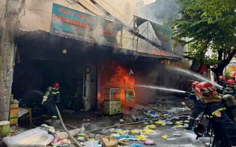 Người dân lao vào đám cháy cứu hàng hóa trong cửa hàng nhựa, bao bì -0