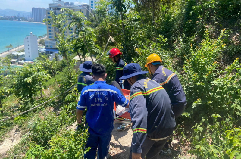 Cứu nạn nữ du khách đến từ Australia bi ngất xỉu khi leo núi Cô Tiên ở Nha Trang -0