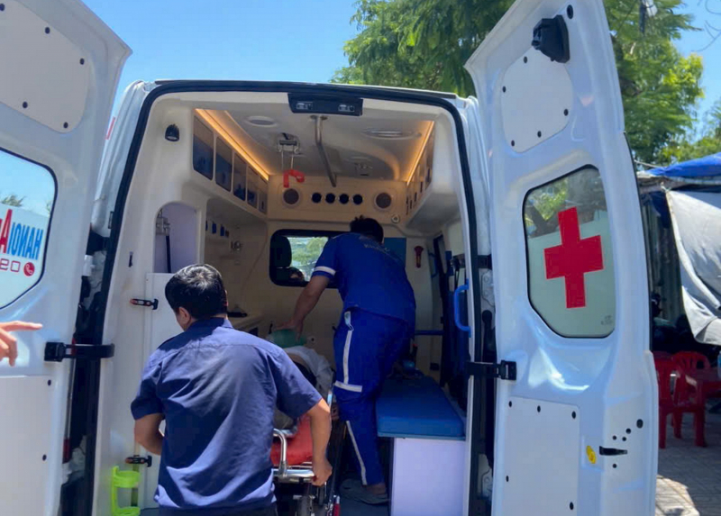 Cứu nạn nữ du khách đến từ Australia bi ngất xỉu khi leo núi Cô Tiên ở Nha Trang -0