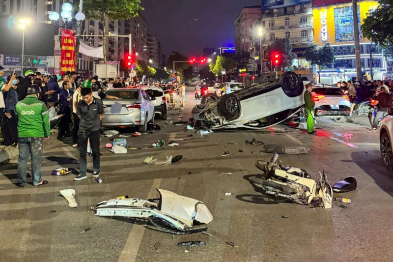 Thông tin mới về vụ tông liên hoàn 5 ô tô ở Hà Nội -0