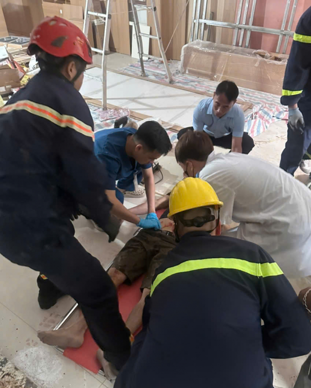 Cảnh sát phòng cháy giải cứu người đàn ông mắc kẹt trong thang máy -0