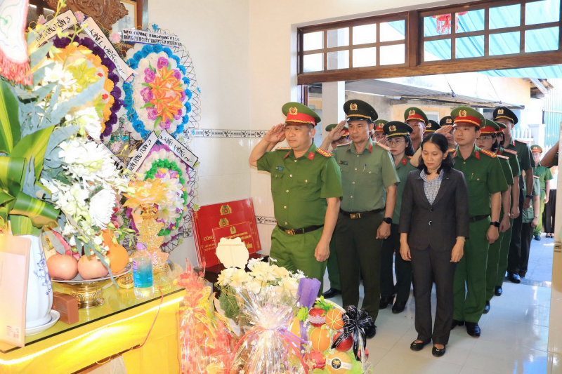 Truy tặng Huân chương Bảo vệ Tổ quốc hạng Ba đối với Thiếu tá Nguyễn Xuân Hải -0