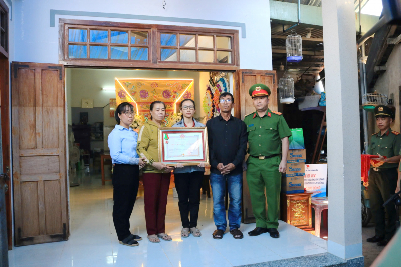 Truy tặng Huân chương Bảo vệ Tổ quốc hạng Ba đối với Thiếu tá Nguyễn Xuân Hải -0