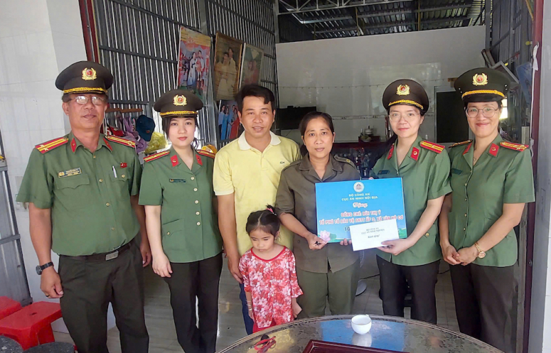 Cục An ninh nội địa tặng quà cho người dân xã biên giới tỉnh Đồng Tháp -0