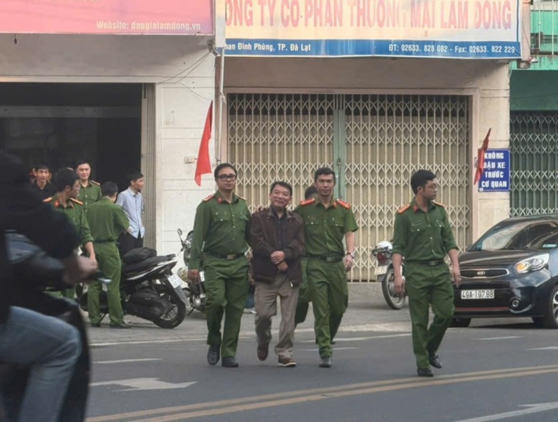 Công an làm việc với Giám đốc Trung tâm dịch vụ đấu giá tỉnh Lâm Đồng -0