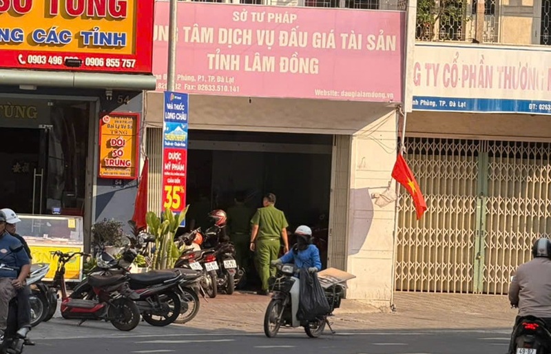 Công an làm việc với Giám đốc Trung tâm dịch vụ đấu giá tỉnh Lâm Đồng -0