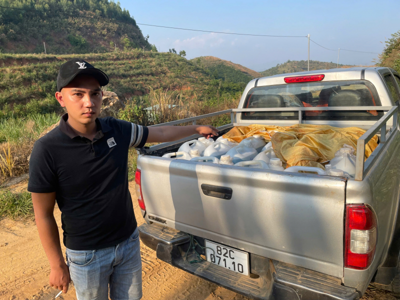 Quảng Ngãi: Bắt vụ nghi vận chuyển khoảng 900 lít xăng qua biên giới -0