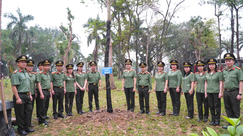 Cục Hồ sơ nghiệp vụ dâng hoa, dâng hương tưởng niệm Anh hùng liệt sĩ Võ Thị Sáu -0