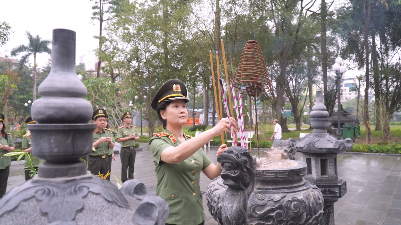 Cục Hồ sơ nghiệp vụ dâng hoa, dâng hương tưởng niệm Anh hùng liệt sĩ Võ Thị Sáu -1