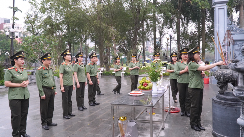 Cục Hồ sơ nghiệp vụ dâng hoa, dâng hương tưởng niệm Anh hùng liệt sĩ Võ Thị Sáu -0