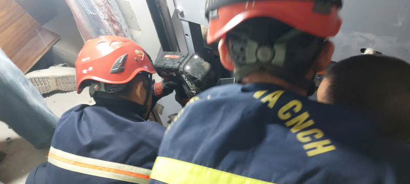 Cảnh sát phòng cháy giải cứu người đàn ông mắc kẹt trong thang máy -0