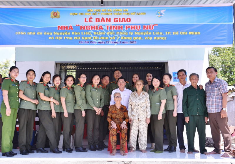 Hội Phụ nữ Cụm thi đua số 7 tặng nhà “Nghĩa tình phụ nữ” tại Cà Mau -0