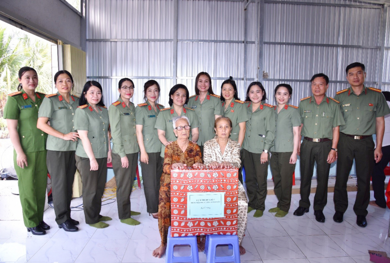 Hội Phụ nữ Cụm thi đua số 7 tặng nhà “Nghĩa tình phụ nữ” tại Cà Mau -0