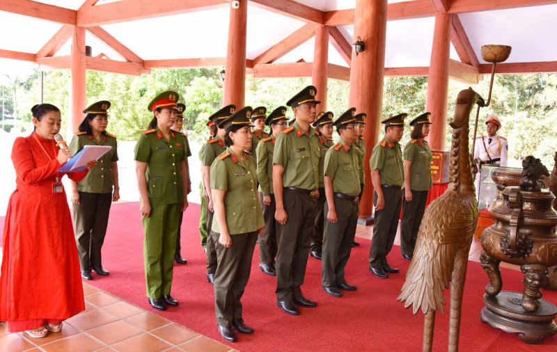 Hội Phụ nữ Cụm thi đua số 7 tặng nhà “Nghĩa tình phụ nữ” tại Cà Mau -0