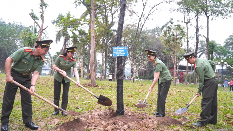 Cục Hồ sơ nghiệp vụ dâng hoa, dâng hương tưởng niệm Anh hùng liệt sĩ Võ Thị Sáu -0