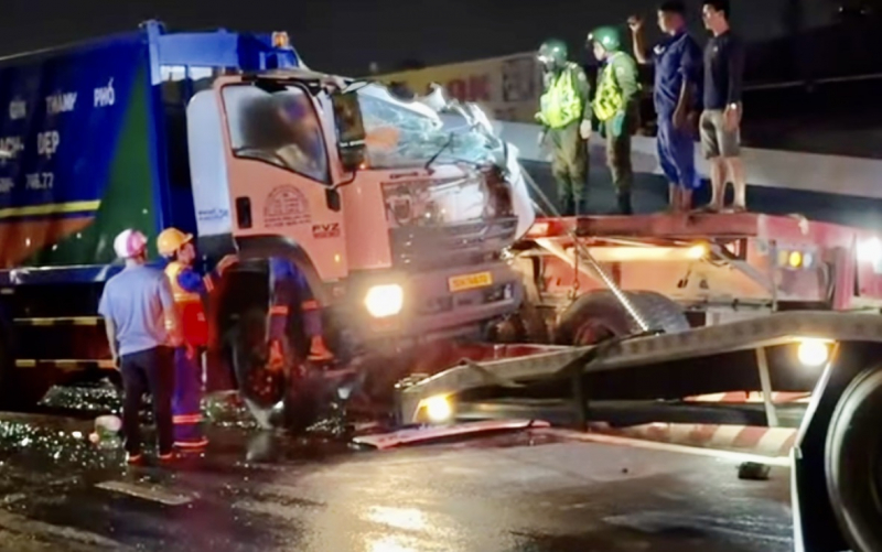 Tấm thép nặng hơn 10 tấn đè cabin, tài xế xe rác tử vong -0