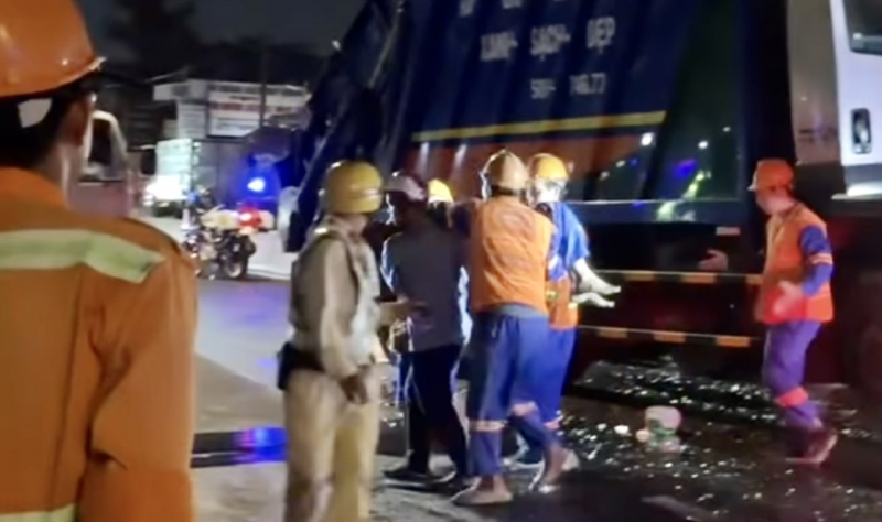 Tấm thép nặng hơn 10 tấn đè cabin, tài xế xe rác tử vong -1